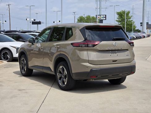 Used 2025 Nissan Rogue SV image 2