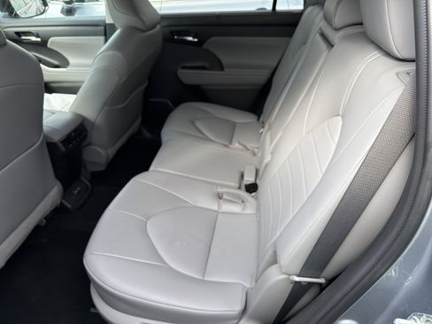 Used 2022 Toyota Highlander XLE AWD/4WD image 24