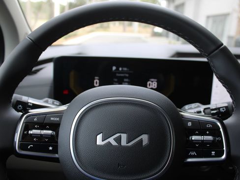 New 2026 Kia Carnival EX FWD image 33