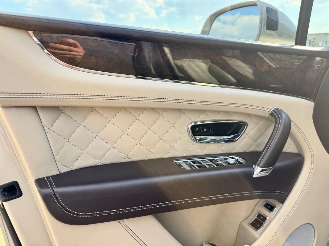Used 2018 Bentley Bentayga AWD/4WD image 34
