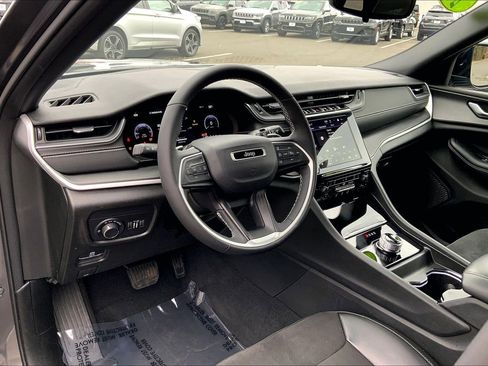 Used 2024 Jeep Grand Cherokee Altitude image 15