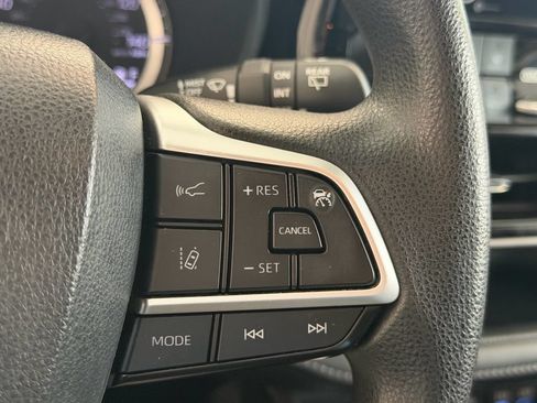 Used 2022 Toyota Highlander L FWD image 23