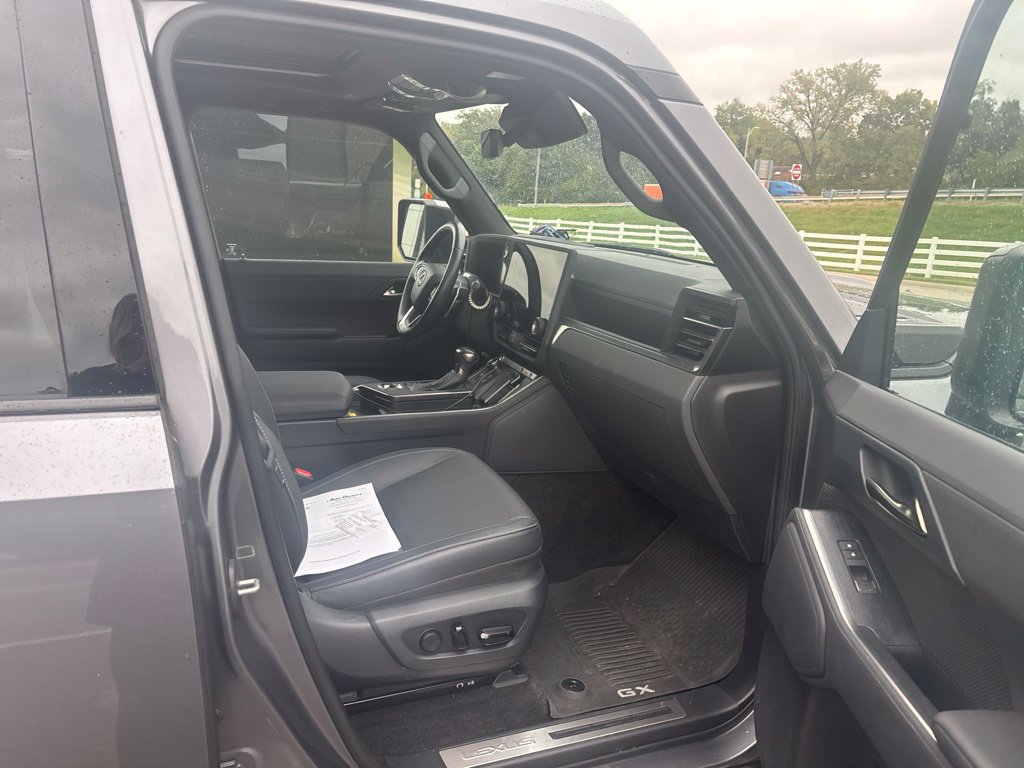 Used 2024 Lexus GX 550 w/ Accessory Package (2T) AWD/4WD image 18
