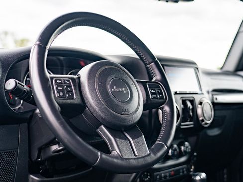 Used 2018 Jeep Wrangler Unlimited Sahara w/ Connectivity Group AWD/4WD image 21