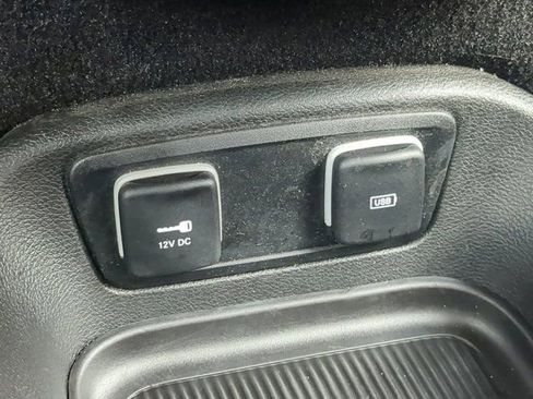 Used 2017 Chrysler Pacifica Limited image 22