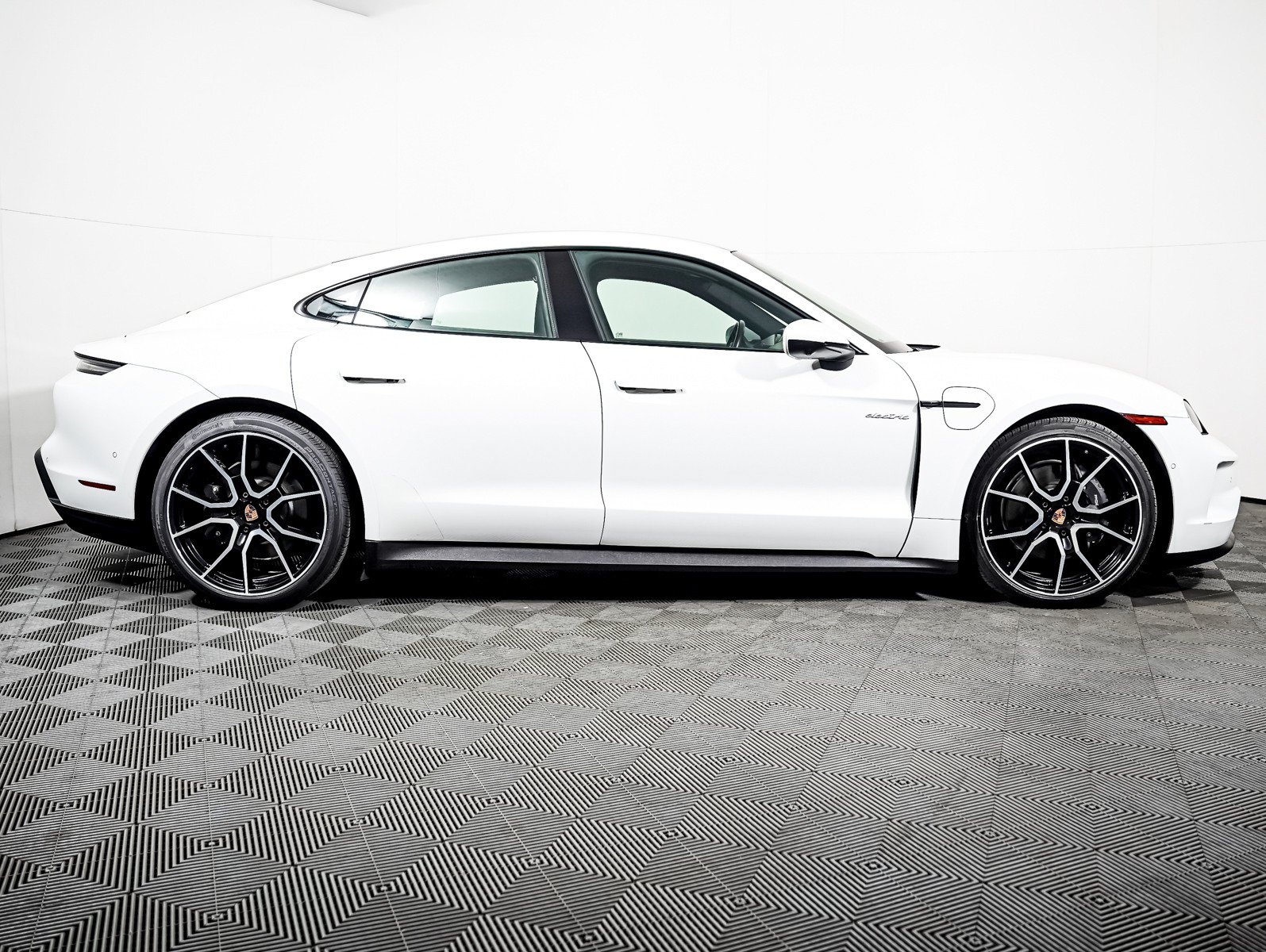 Certified 2025 Porsche Taycan w/ Premium Package RWD image 9