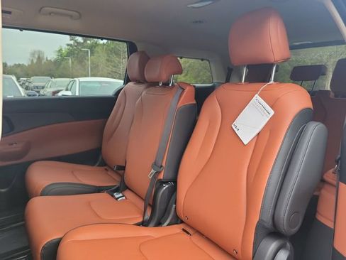 New 2026 Kia Carnival EX image 9