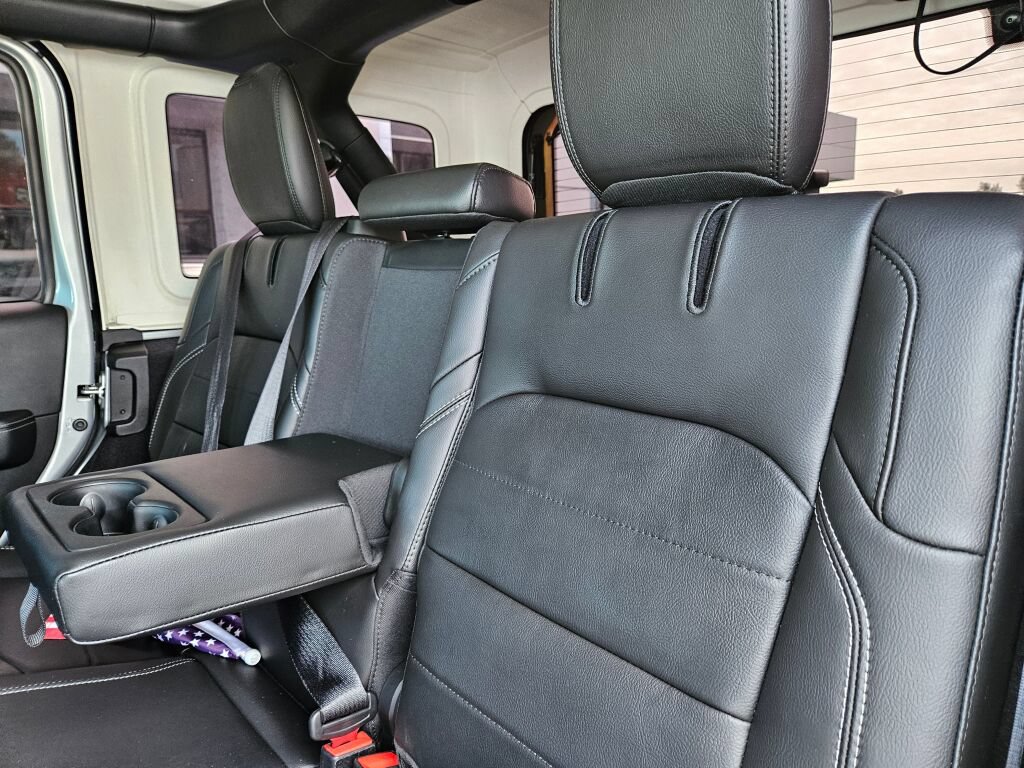 Used 2023 Jeep Wrangler Unlimited Sahara w/ Cold Weather Group AWD/4WD image 17