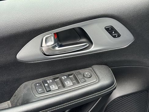 Used 2021 Chrysler Pacifica Touring-L w/ Uconnect Theater Family Group AWD/4WD image 22