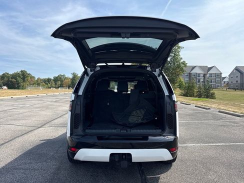 New 2025 Land Rover Discovery Dynamic SE image 9