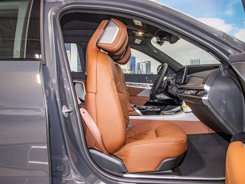 Used 2026 BMW 750e xDrive w/ Autobahn Package image 21