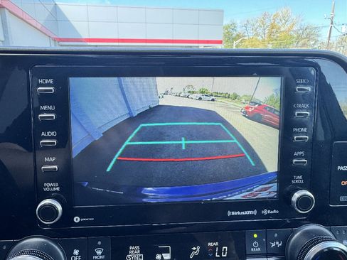 Used 2022 Toyota Highlander XLE AWD/4WD image 19