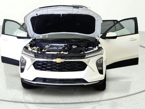 Used 2025 Chevrolet Trax LT w/ Driver Confidence Package FWD image 8