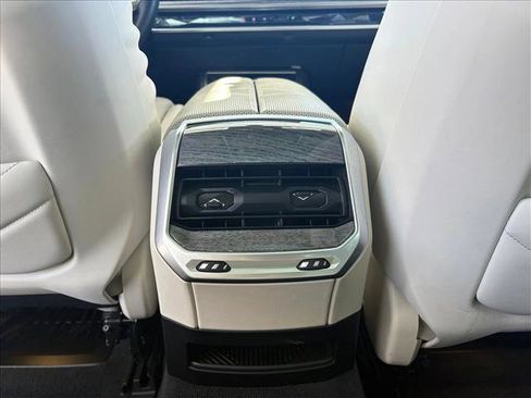 Used 2023 BMW 740i w/ Executive Package image 18