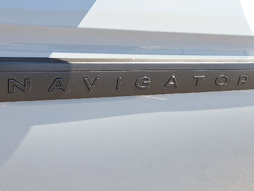 Used 2025 Lincoln Navigator Reserve AWD/4WD image 7