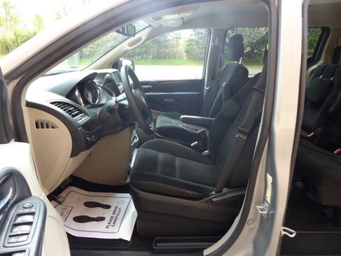 Used 2019 Dodge Grand Caravan SE w/ UConnect Hands-Free Group FWD image 22
