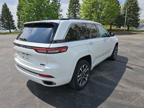 Used 2022 Jeep Grand Cherokee Overland w/ Luxury Tech Group IV AWD/4WD image 5