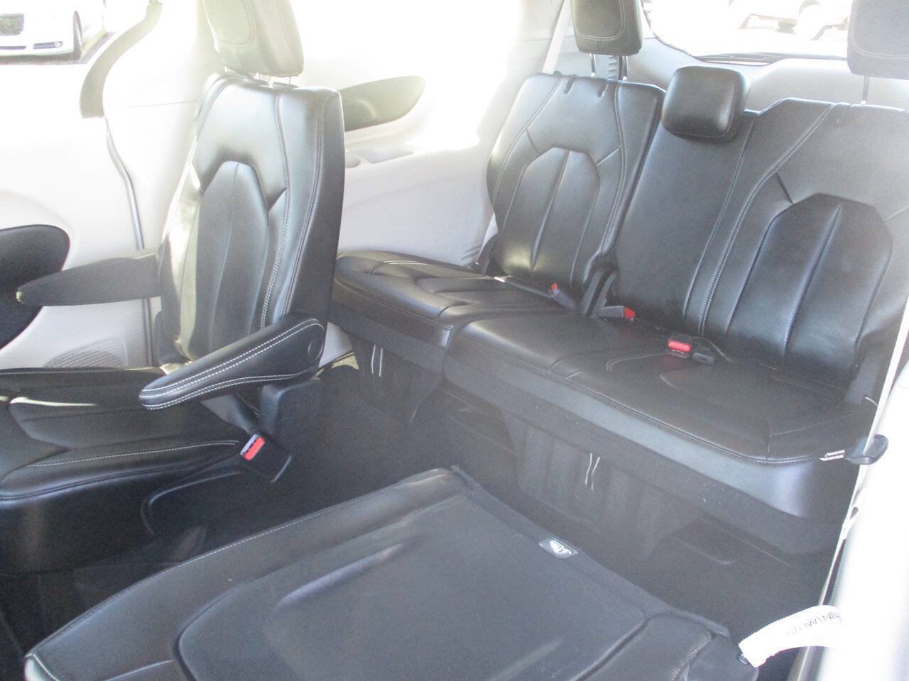 Used 2023 Chrysler Pacifica Touring-L FWD image 16
