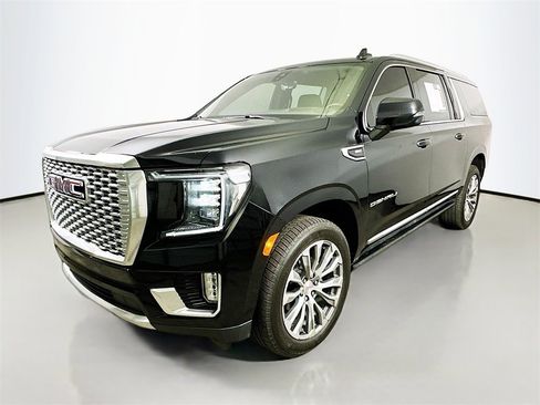 Used 2021 GMC Yukon XL Denali w/ Denali Premium Package image 3