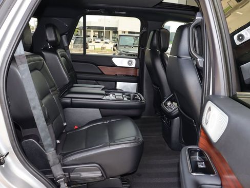 Used 2020 Lincoln Navigator Reserve w/ Luxury Package image 45