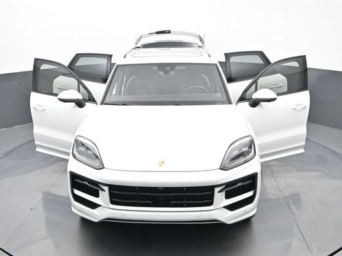 Certified 2025 Porsche Cayenne AWD/4WD image 31