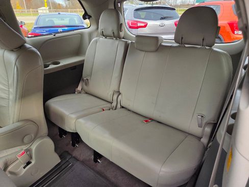 Used 2011 Toyota Sienna XLE image 26