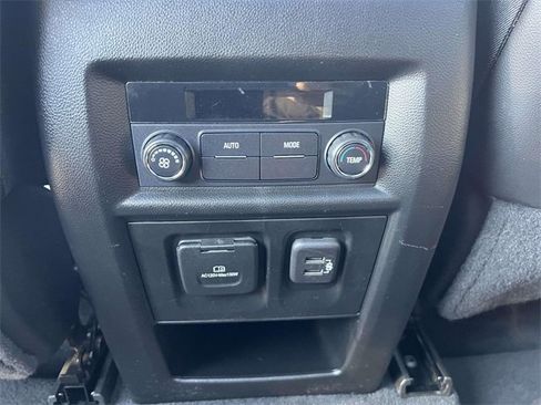 Used 2022 Chevrolet Traverse RS image 17