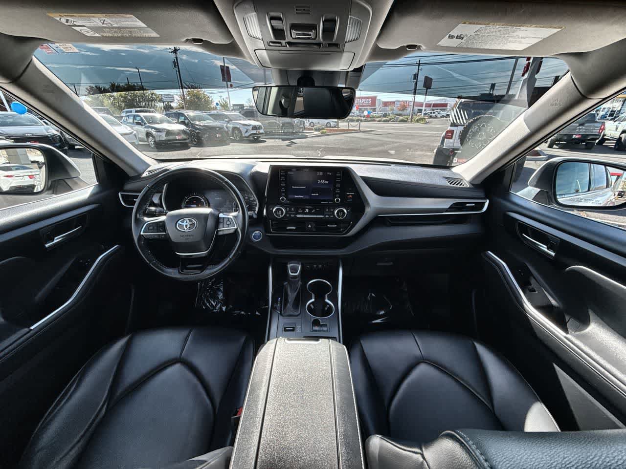 Used 2021 Toyota Highlander XLE AWD/4WD image 16