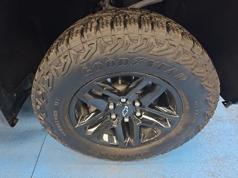 Certified 2023 Chevrolet Silverado 1500 Custom Trail Boss w/ LPO, Dark Essentials Package AWD/4WD image 4