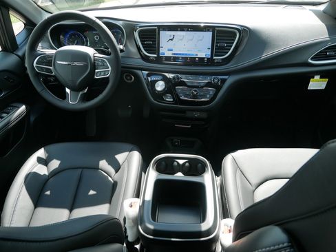 New 2026 Chrysler Pacifica Select image 12