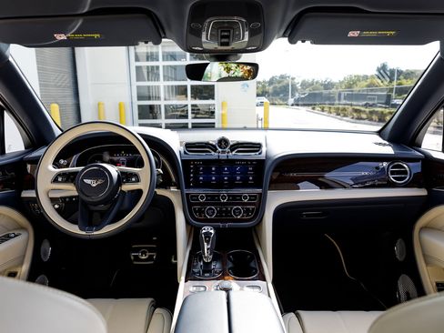 Used 2023 Bentley Bentayga Extended Wheelbase image 4