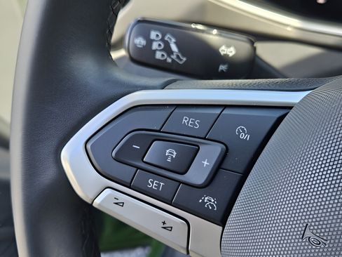 Certified 2025 Volkswagen Taos SE FWD image 25