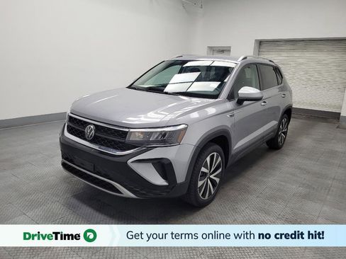 Used 2024 Volkswagen Taos SE image 1