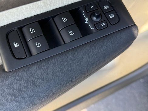 Used 2023 Volvo XC40 B5 Ultimate w/ Protection Package Premier image 15