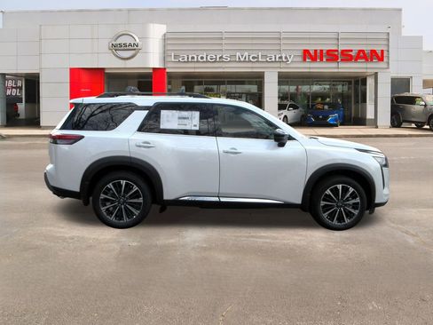 New 2026 Nissan Pathfinder Platinum image 2