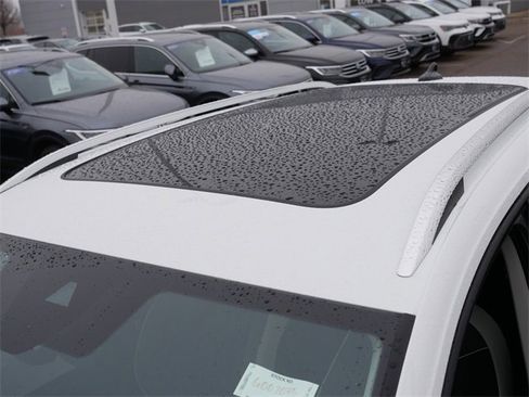 Certified 2025 Volkswagen Taos SE image 11