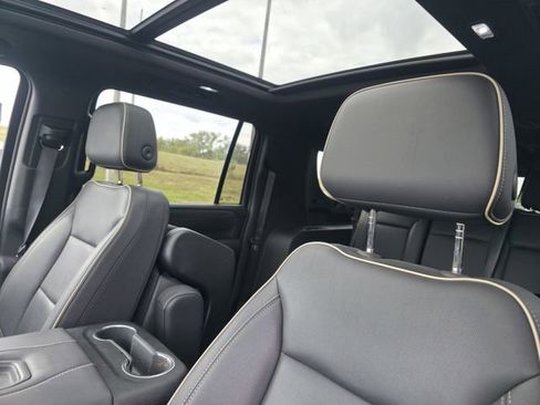 Used 2024 GMC Yukon XL SLT w/ SLT Luxury Package image 13