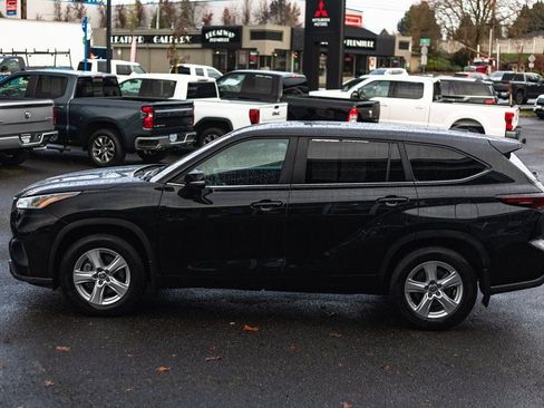 Used 2024 Toyota Highlander LE AWD/4WD image 11