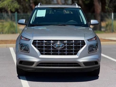 Used 2025 Hyundai Venue SEL FWD image 3