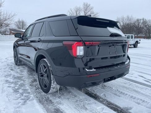 Used 2025 Ford Explorer ST-Line w/ ST-Line Street Pack image 2