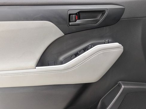 Used 2022 Toyota Highlander L image 13