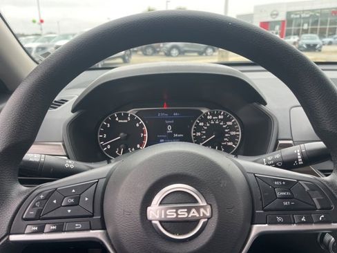 Used 2024 Nissan Altima 2.5 SV image 11