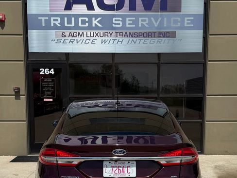 Used 2018 Ford Fusion SE w/ Fusion SE Technology Package FWD image 5