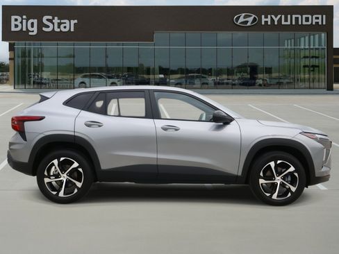 Used 2025 Chevrolet Trax RS w/ Driver Confidence Package image 5