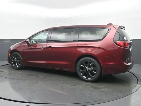 Used 2020 Chrysler Pacifica Touring w/ S Appearance Package FWD image 3