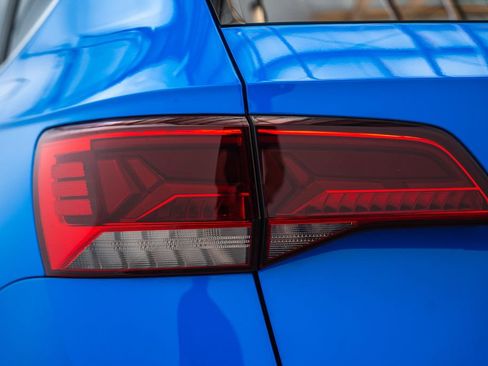 Used 2023 Volkswagen Taos SE FWD image 8