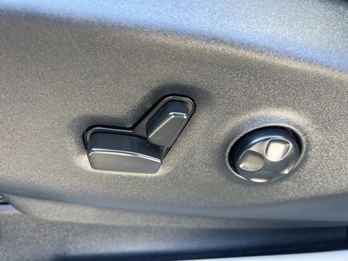 Used 2022 Chrysler Voyager LX image 22