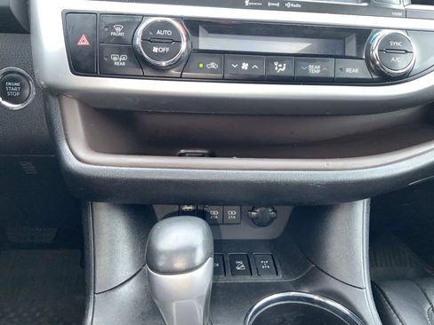 Used 2019 Toyota Highlander XLE AWD/4WD image 16