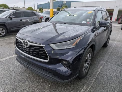 Used 2022 Toyota Highlander XLE FWD image 2