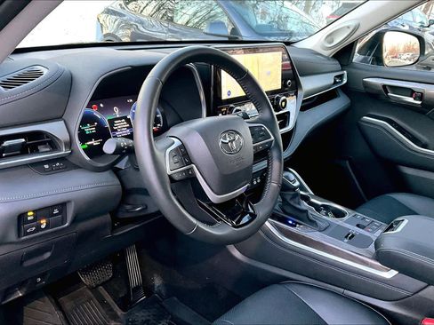 Certified 2025 Toyota Highlander Limited image 16